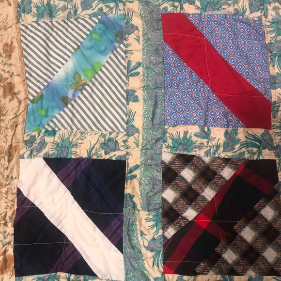 QUILT, COLORFUL, Patchwork VINTAGE FABRIC. 68”x88 looks better in Person. 🔎❤️👀 - Picture 7 of 16